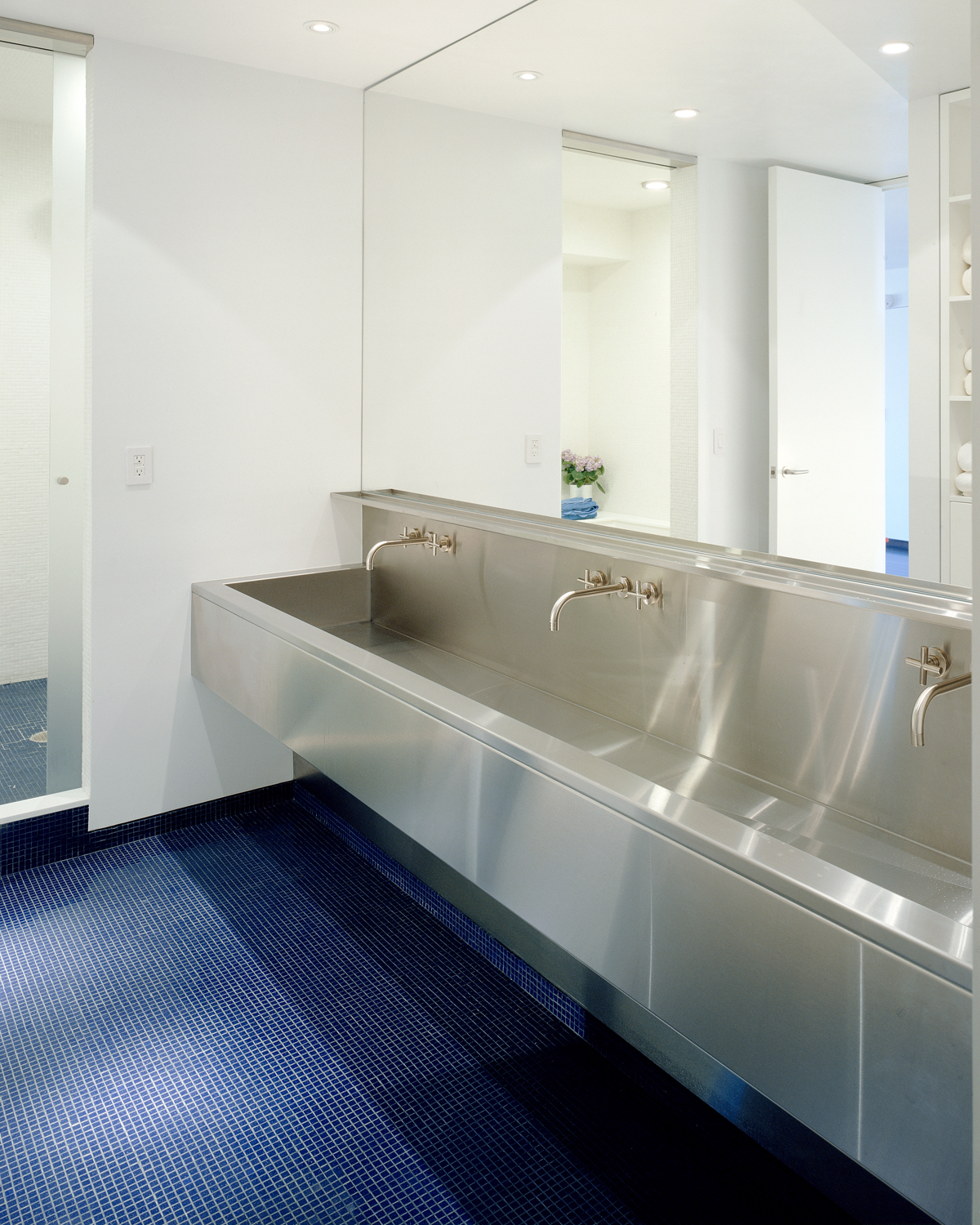 	Chelsea Loft, Bathroom by Sherman Architects