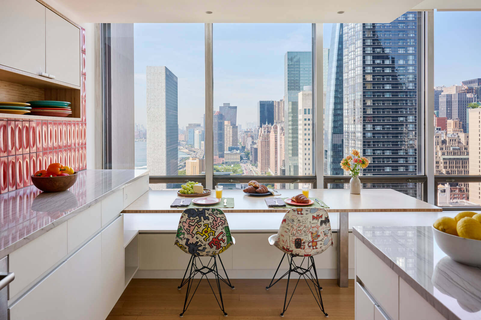UN Plaza Apartment modern breakfast bar
