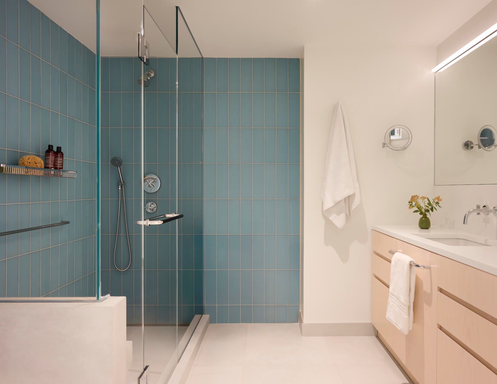 UN Plaza Apartment modern bathroom