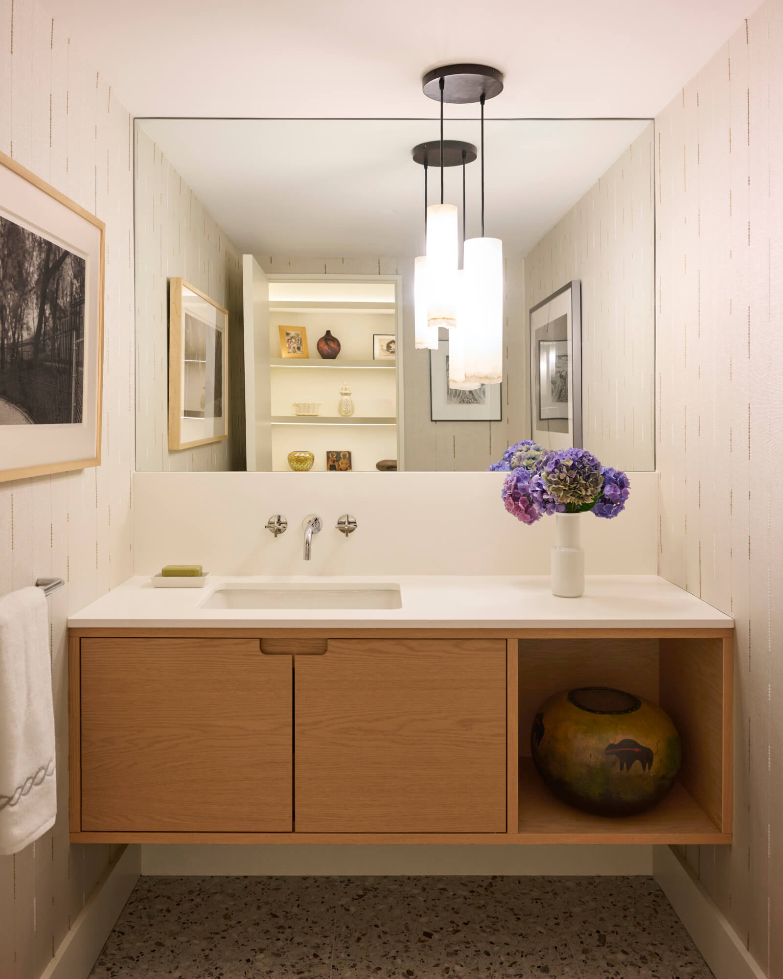 UN Plaza Apartment modern bathroom