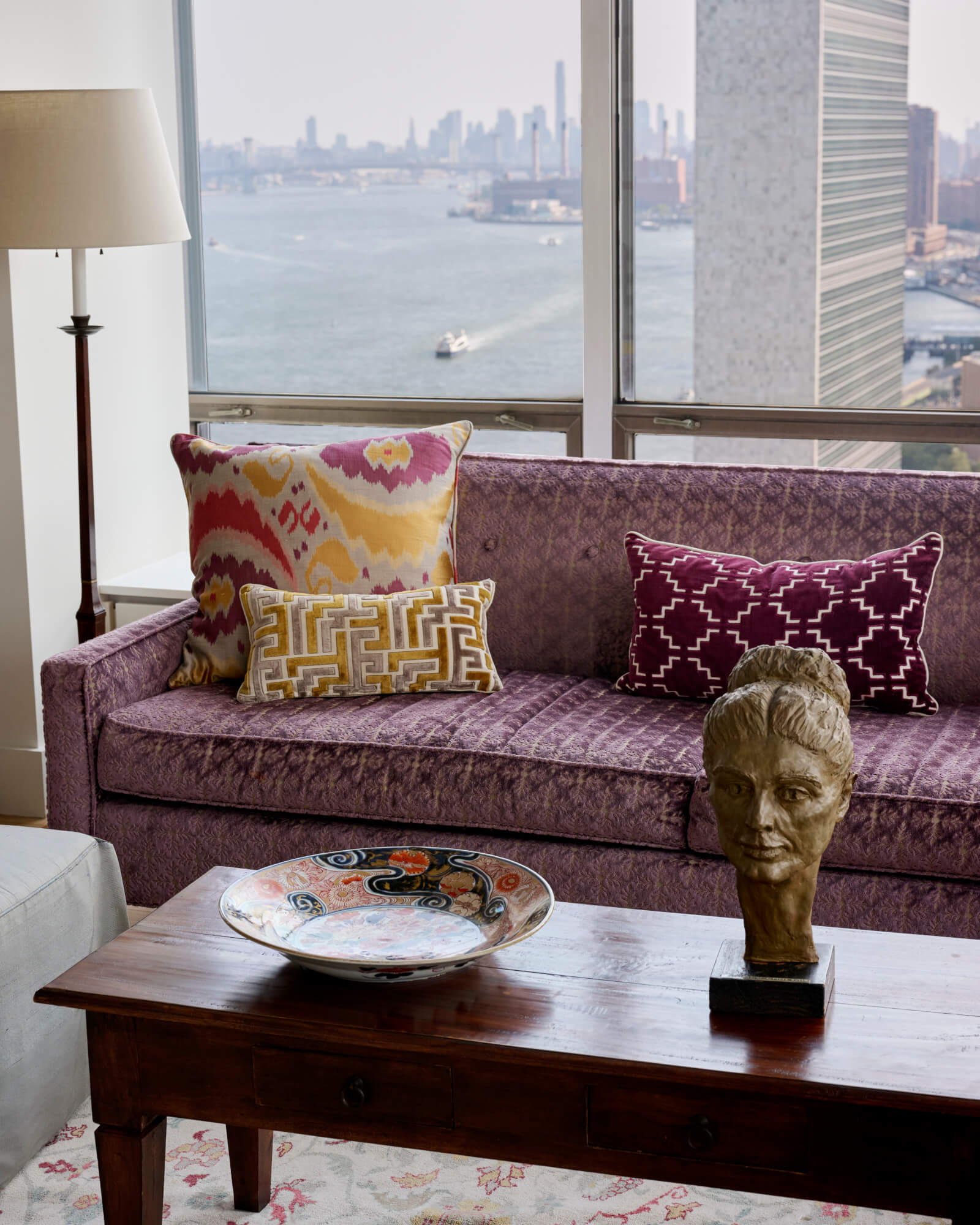 UN Plaza Apartment modern living room